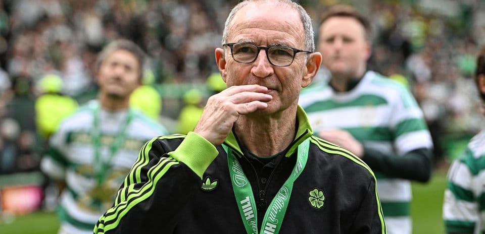 Entrenador con medalla en el estadio de Celtic
