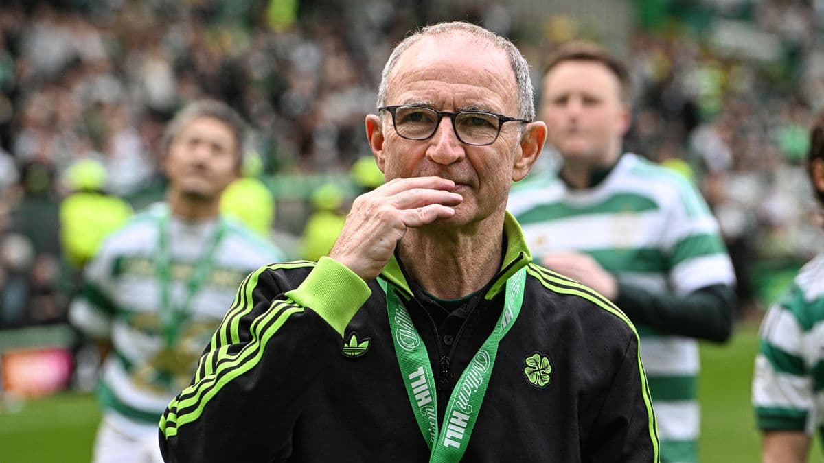 Entrenador con medalla en el estadio de Celtic