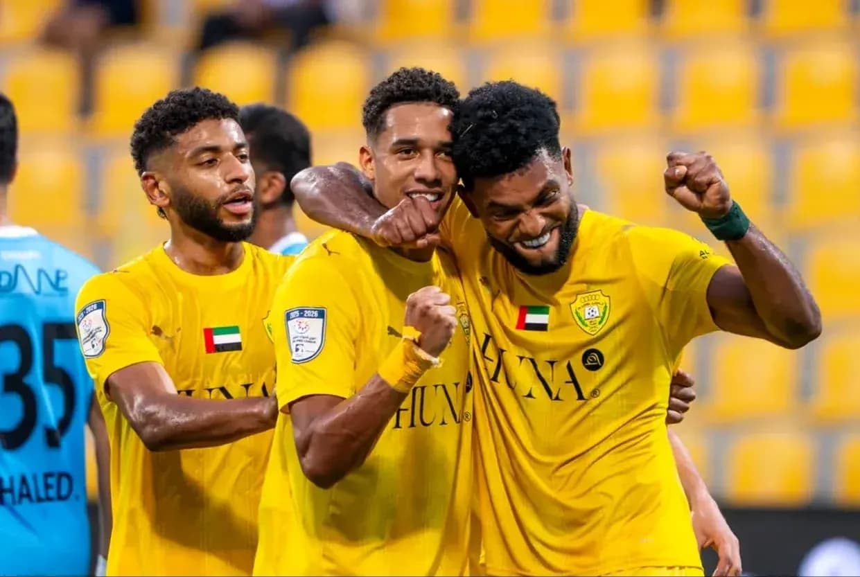 Jugadores de Al Jazira celebrando un gol