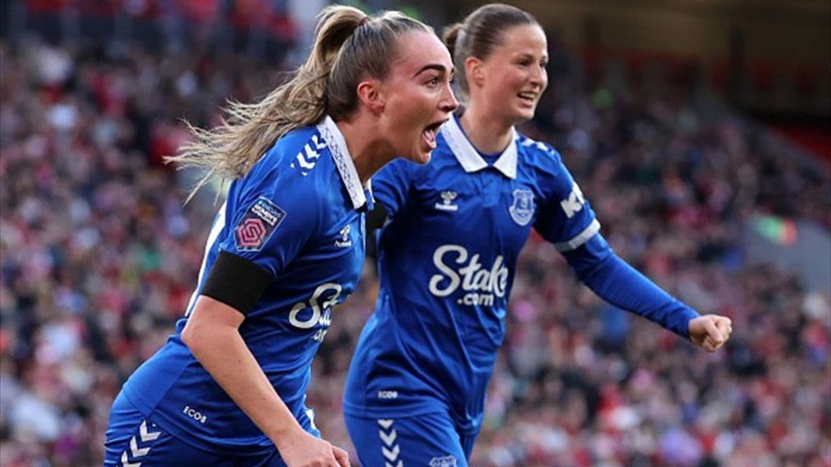 Jugadoras de Everton celebrando un gol