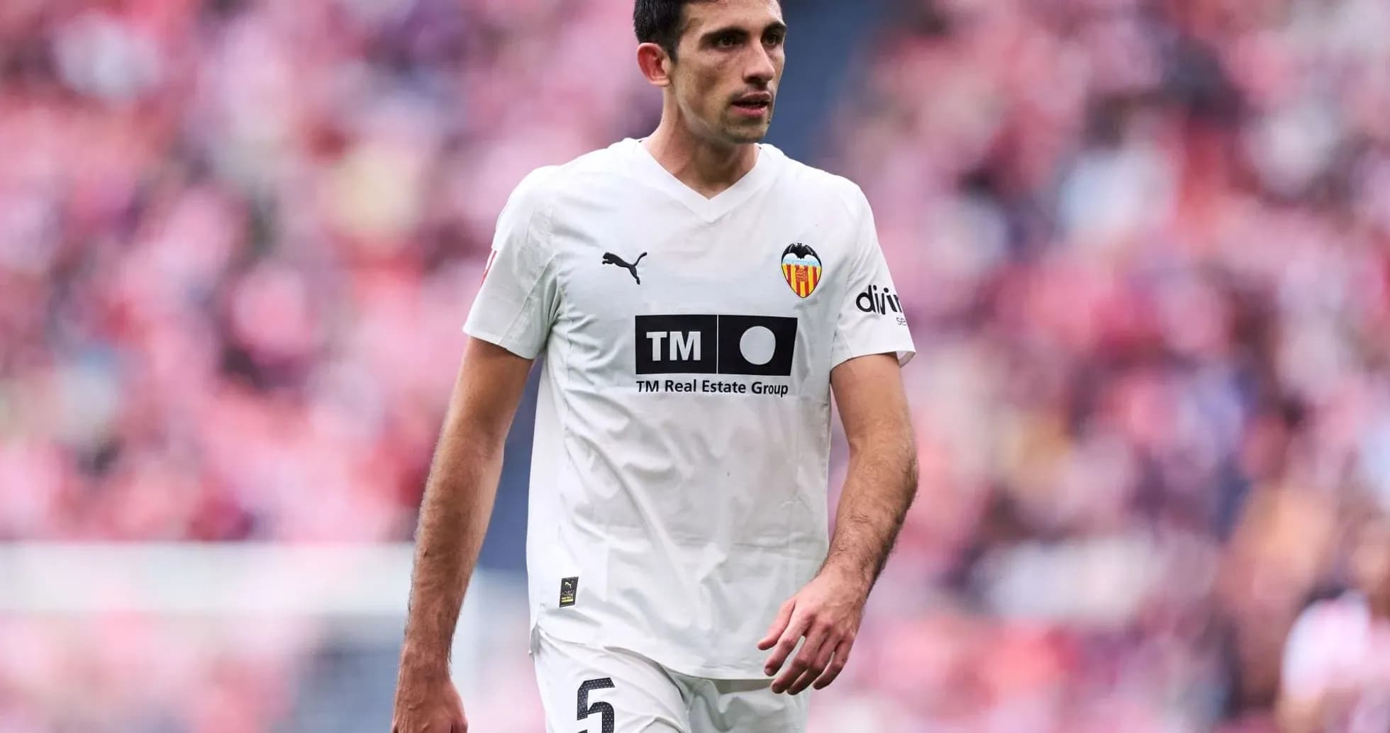Jugador de Valencia caminando en el campo