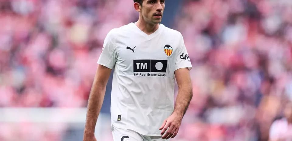 Jugador de Valencia caminando en el campo