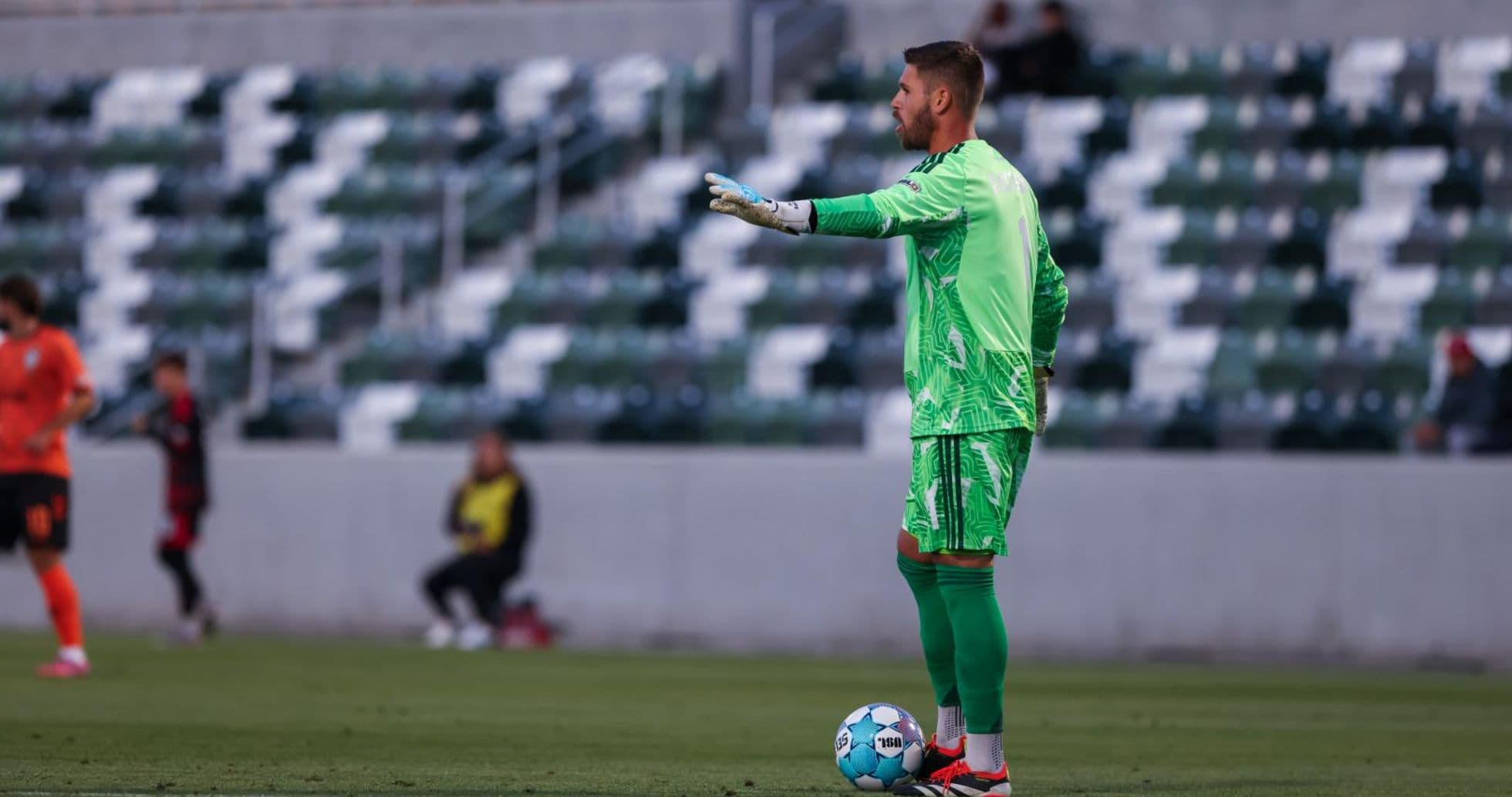 Portero de fútbol dando instrucciones en el campo