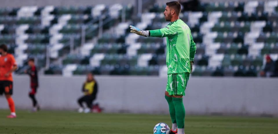 Portero de fútbol dando instrucciones en el campo