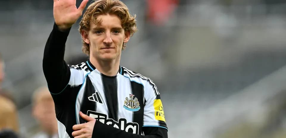 Jugador de Newcastle saludando al público en el estadio