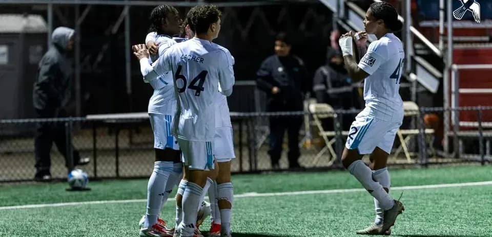 Jugadores celebrando un gol en el partido