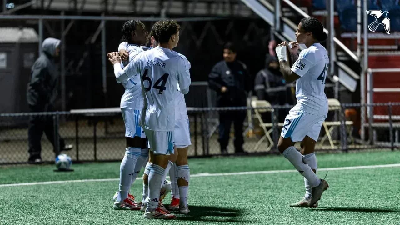 Jugadores celebrando un gol en el partido