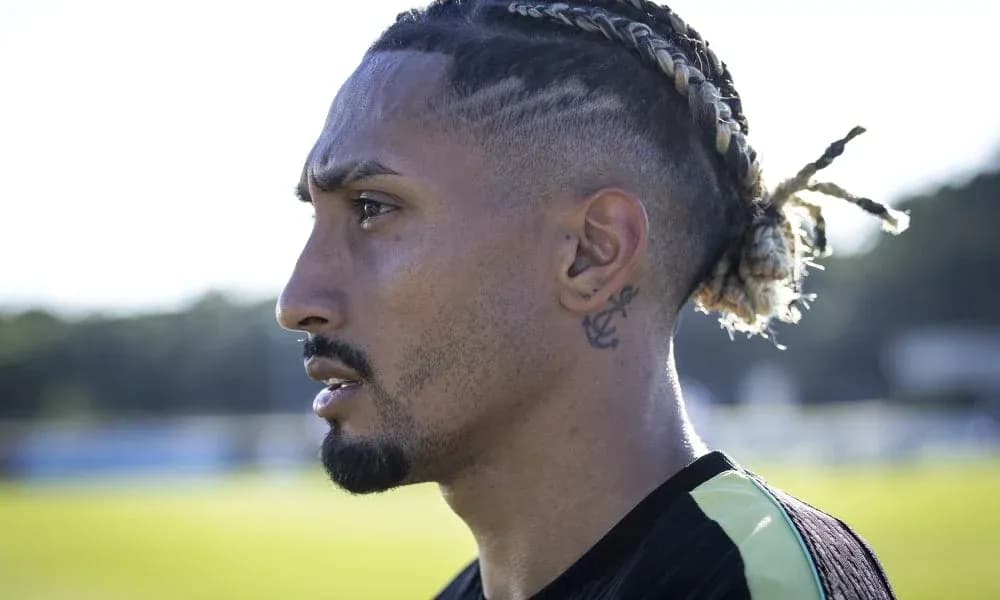 Jugador de fútbol en entrenamiento al aire libre