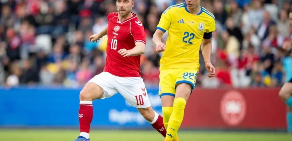 Christian Eriksen y jugador ucraniano corriendo tras el balón