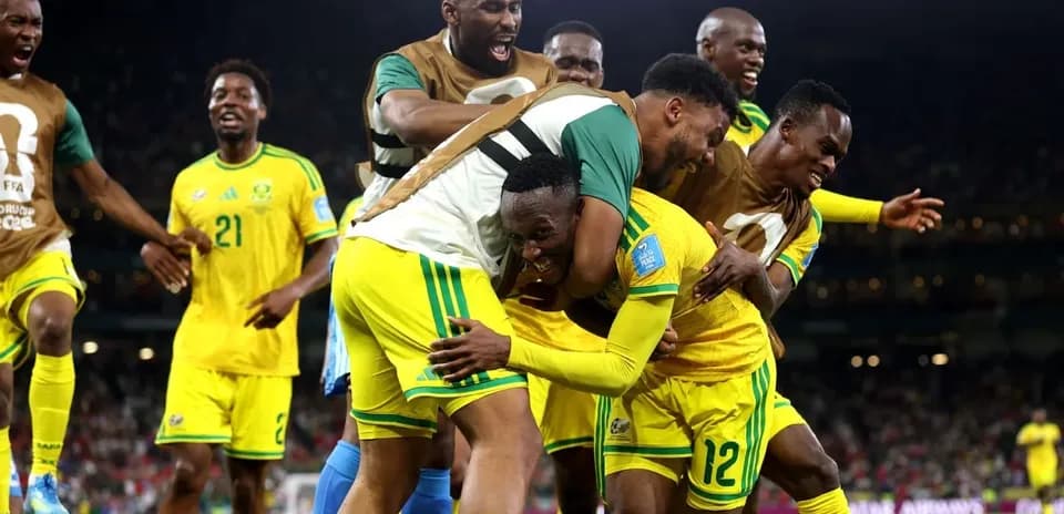 Jugadores de Sudáfrica celebrando un gol juntos