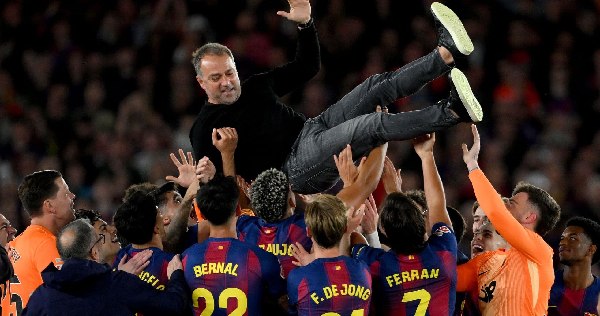 Entrenador es levantado por jugadores de Barcelona
