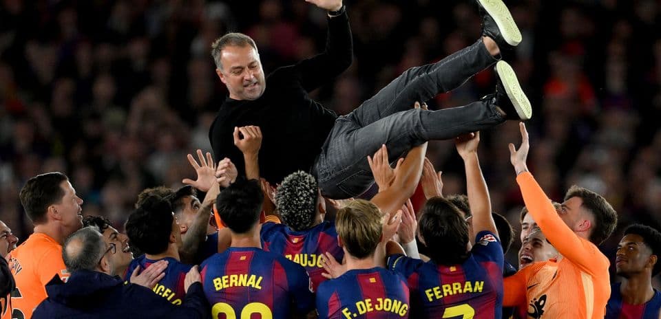 Entrenador es levantado por jugadores de Barcelona