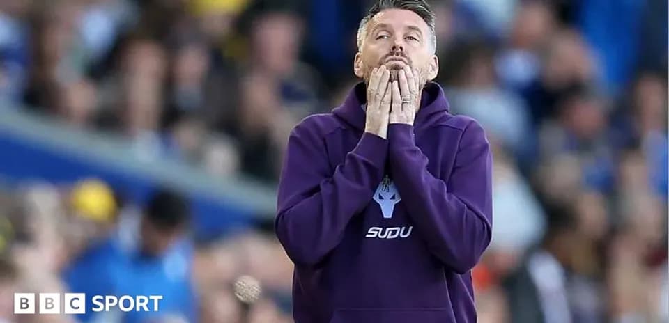 Entrenador preocupado durante el partido en el estadio