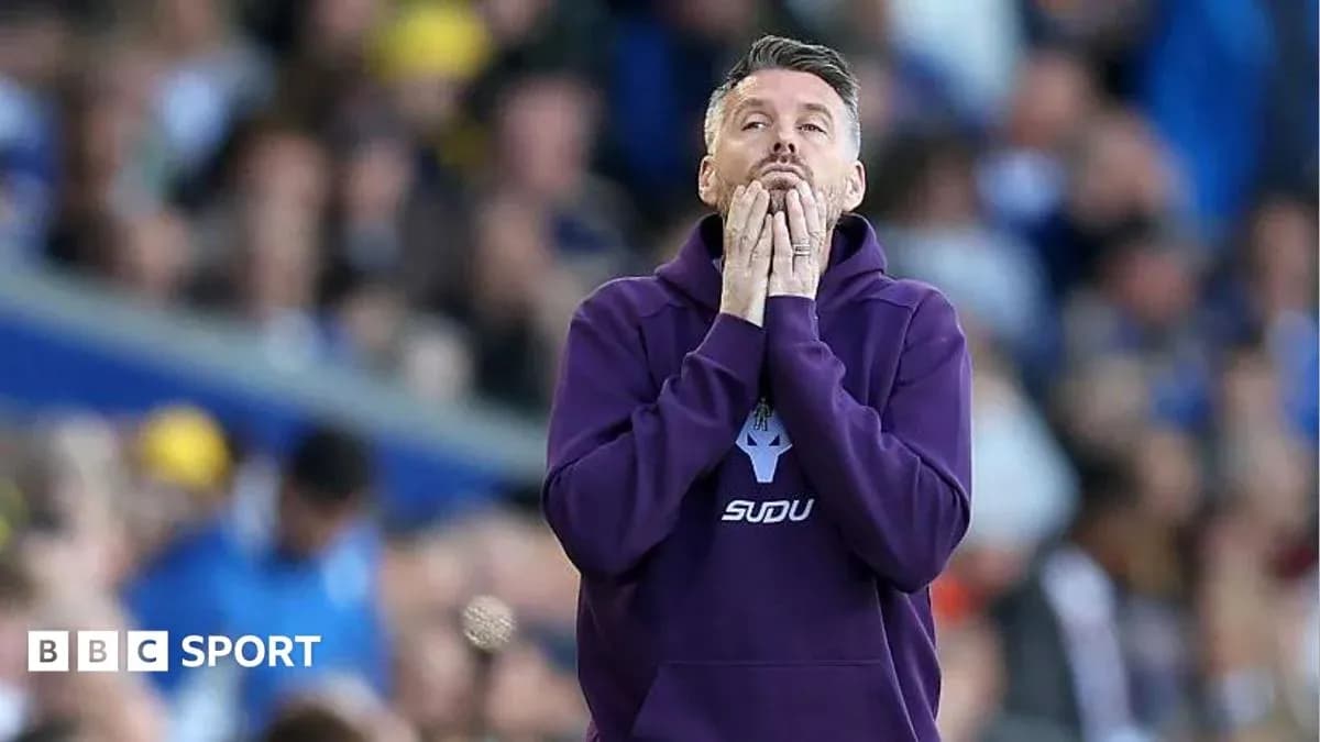 Entrenador preocupado durante el partido en el estadio