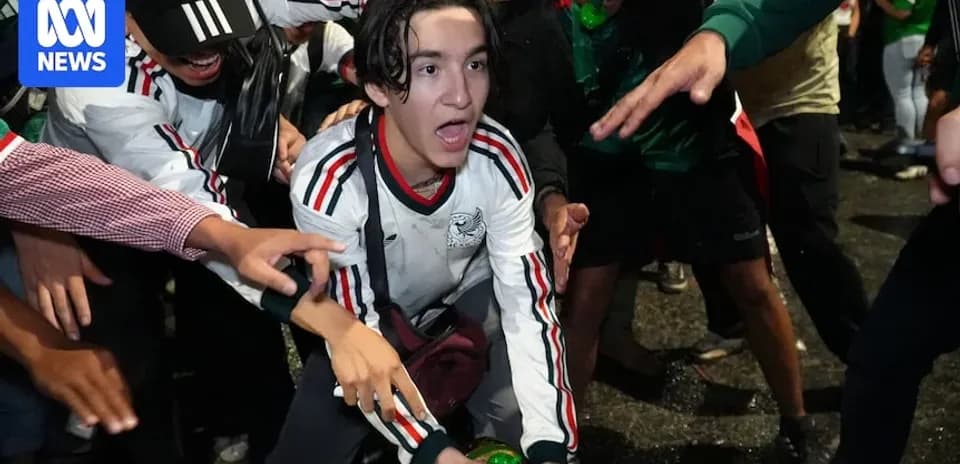 Joven celebrando en la calle con aficionados