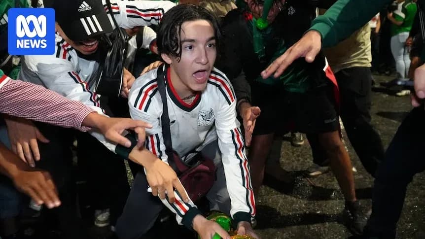 Joven celebrando en la calle con aficionados