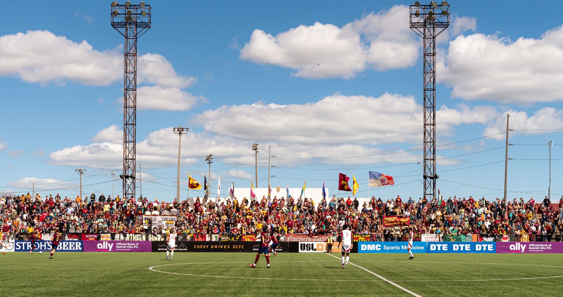 Aficionados animando en un partido de fútbol