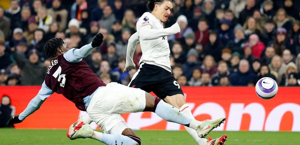 Jugador de Aston Villa cae ante un atacante de Liverpool