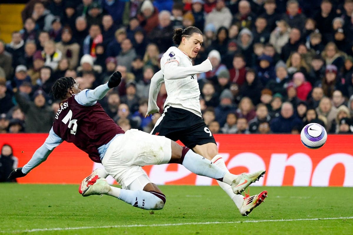 Jugador de Aston Villa cae ante un atacante de Liverpool