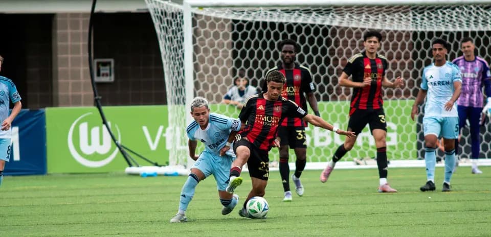 Jugadores de Atlanta United II y Chattanooga en acción
