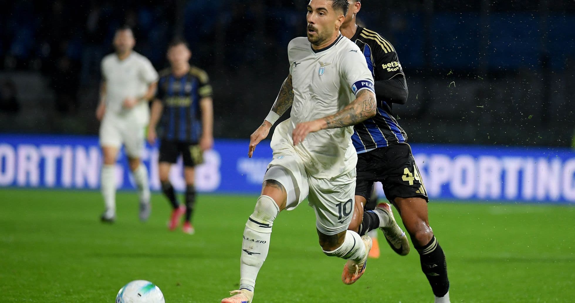 Jugador de Lazio corriendo con el balón