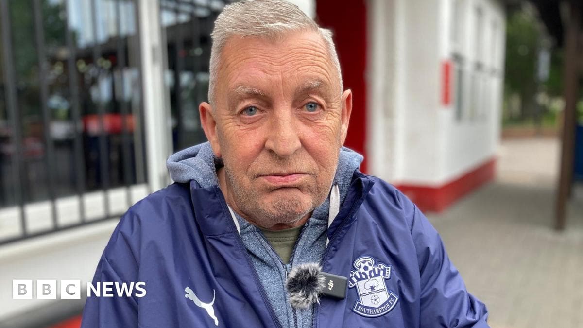 Hombre con chaqueta de Southampton en exterior