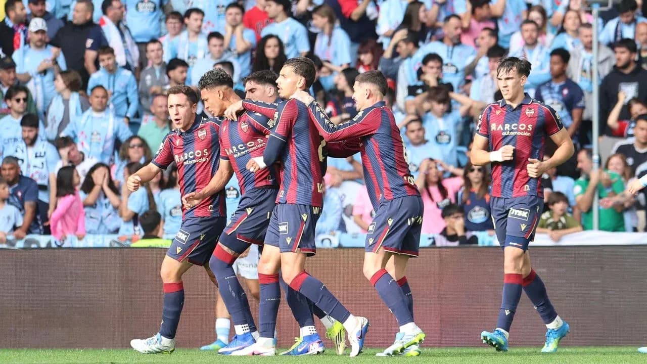 Jugadores de Levante celebrando un gol