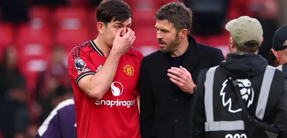 Jugador de Manchester United conversando con el entrenador