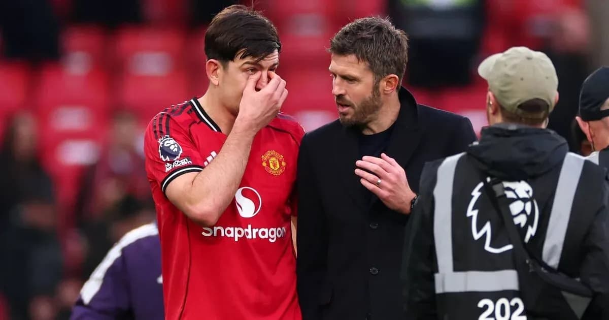 Jugador de Manchester United conversando con el entrenador