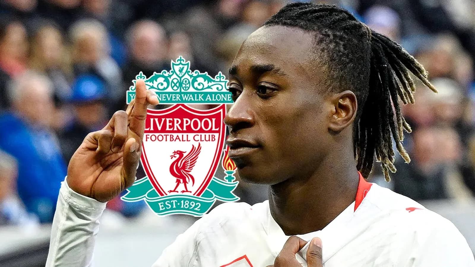 Jugador señalando con el dedo frente al logo de Liverpool