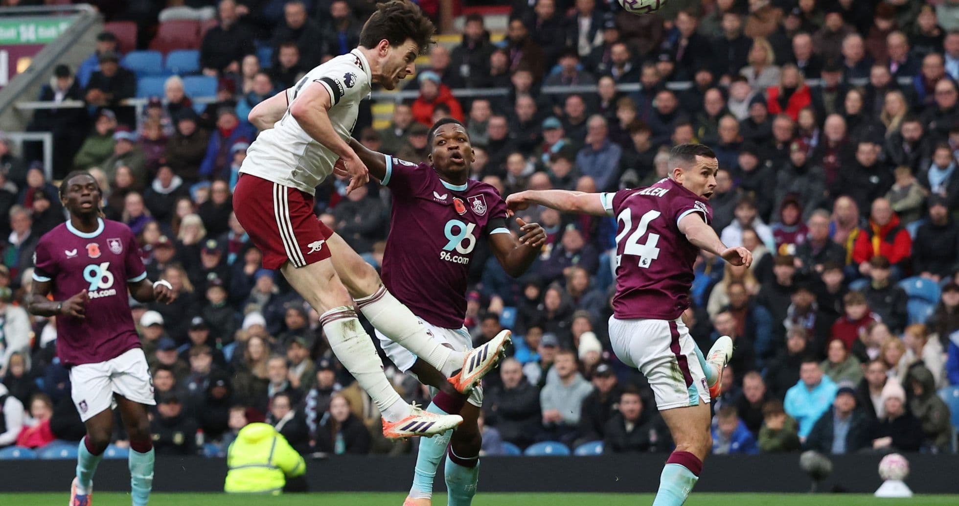 Jugador de Arsenal cabecea el balón contra Burnley