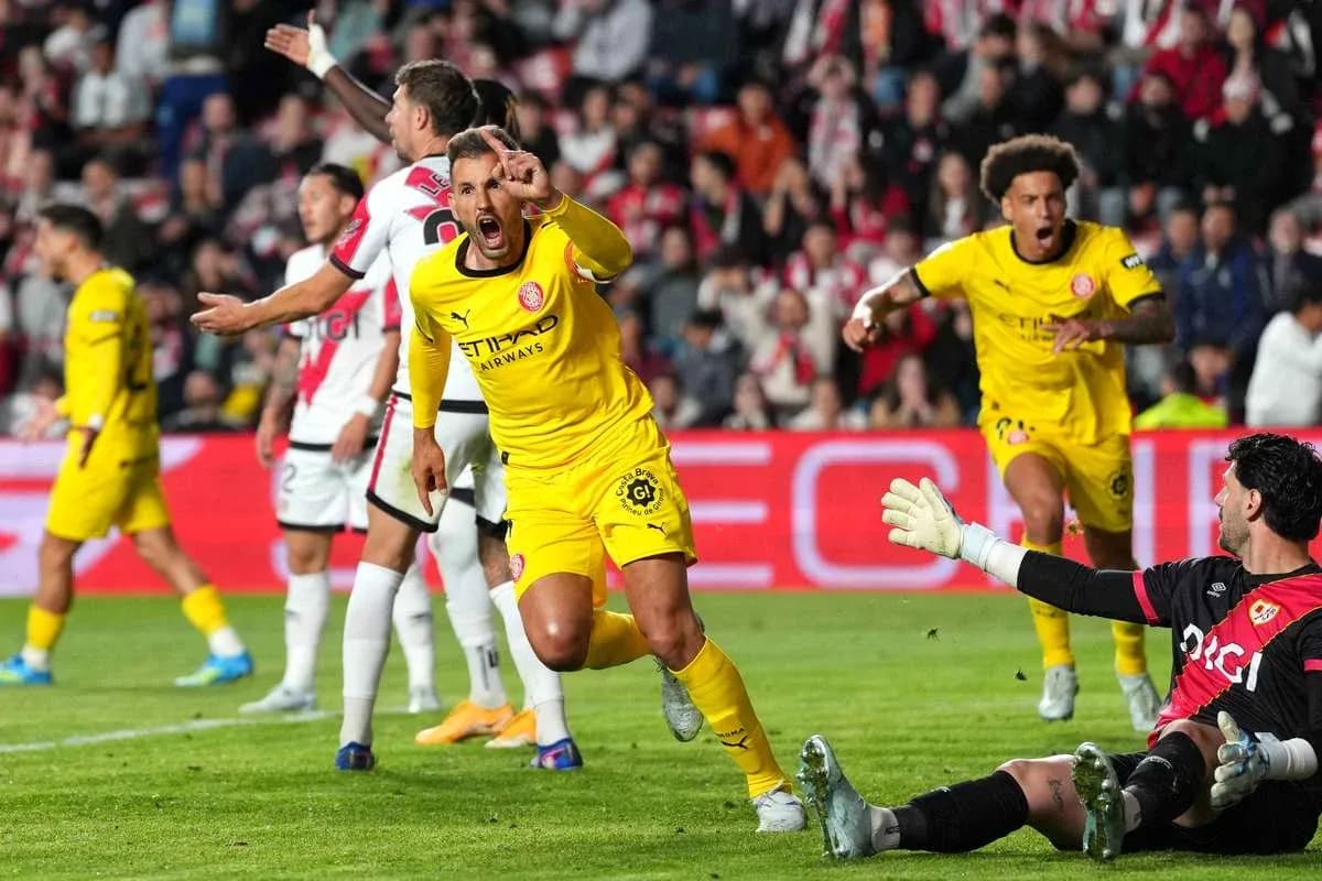 Jugador celebrando gol mientras el portero reacciona
