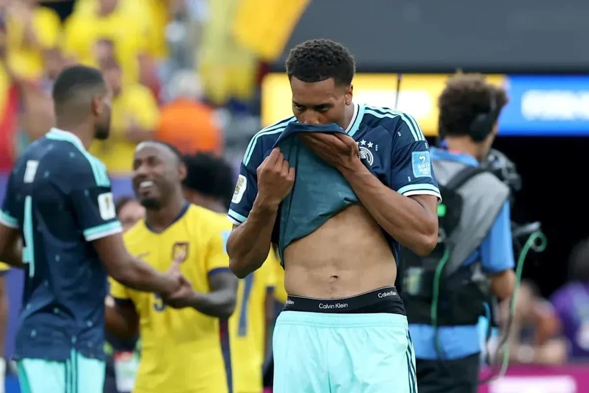 Jugador de Alemania quitándose la camiseta tras el partido