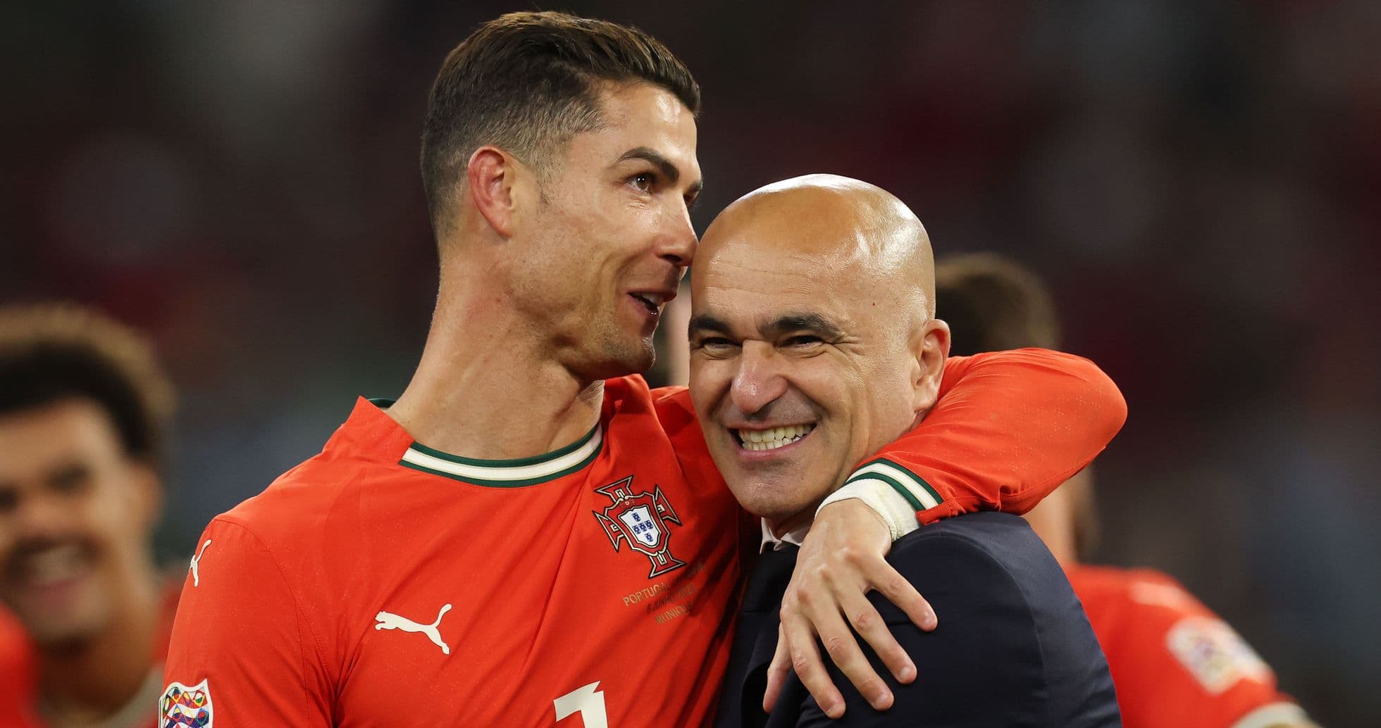 Cristiano Ronaldo y Roberto Martínez abrazándose tras el partido
