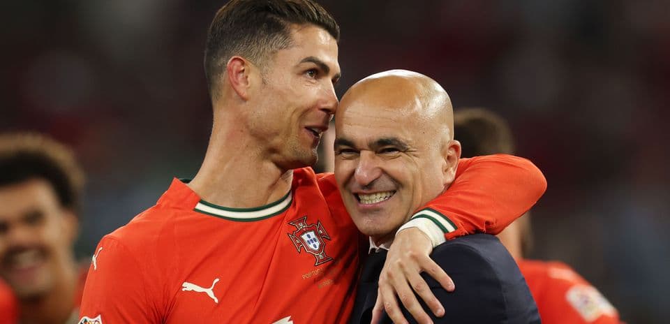 Cristiano Ronaldo y Roberto Martínez abrazándose tras el partido