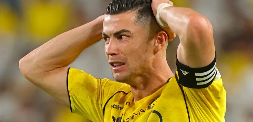 Jugador con camiseta amarilla se lleva las manos a la cabeza