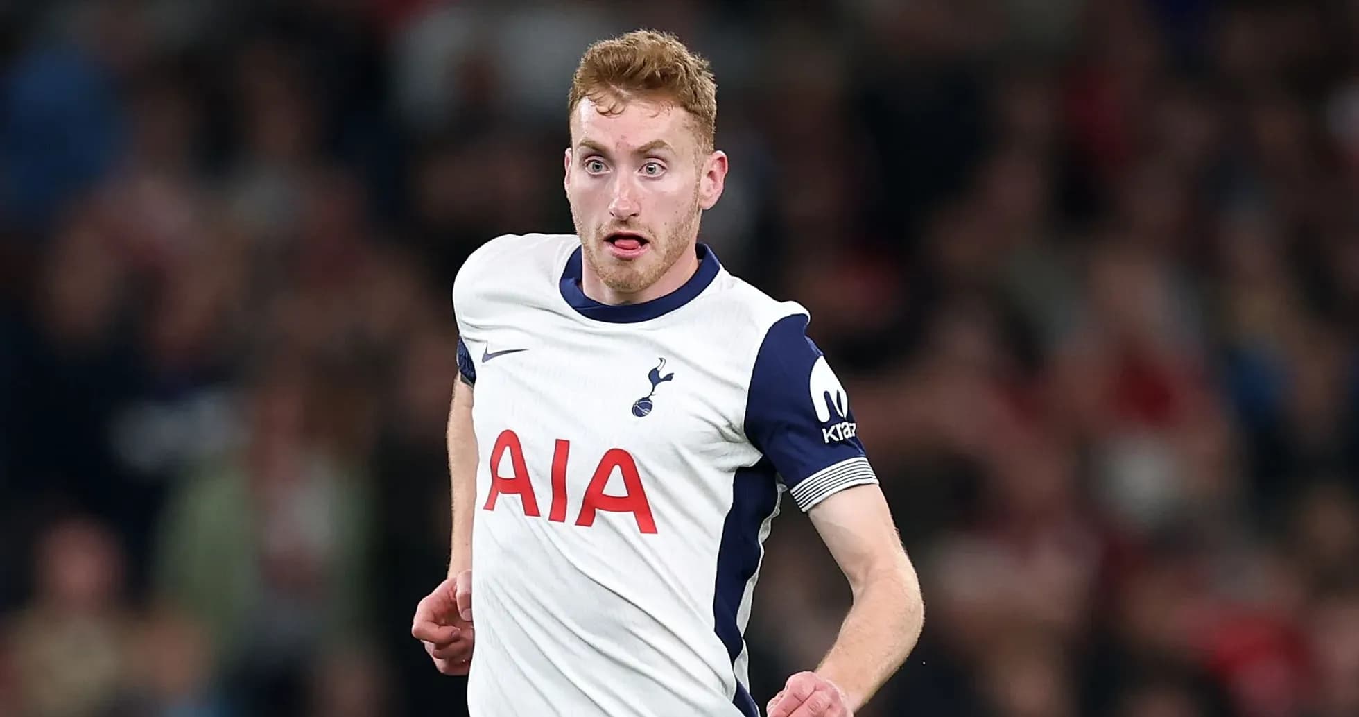 Jugador de Tottenham corriendo con balón durante partido