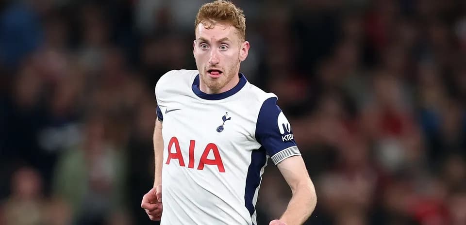 Jugador de Tottenham corriendo con balón durante partido