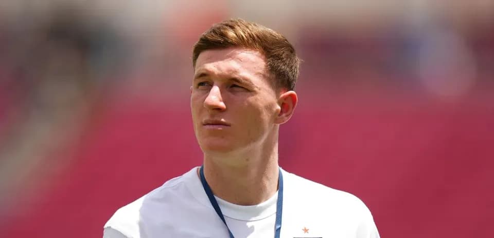 Jugador de Inglaterra mirando hacia el horizonte