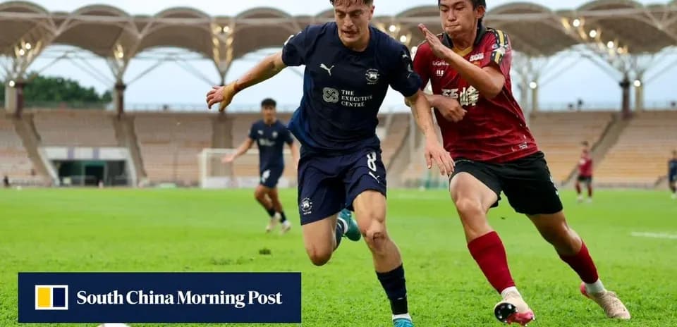 Jugador persiguiendo el balón en el campo de fútbol