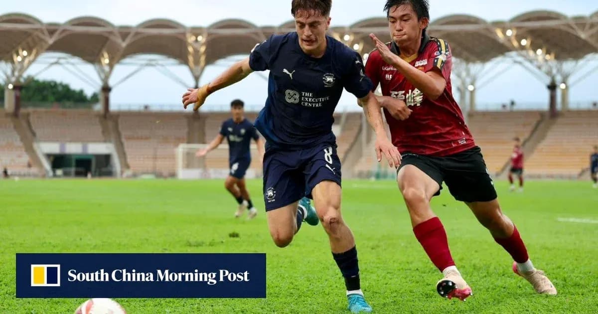 Jugador persiguiendo el balón en el campo de fútbol