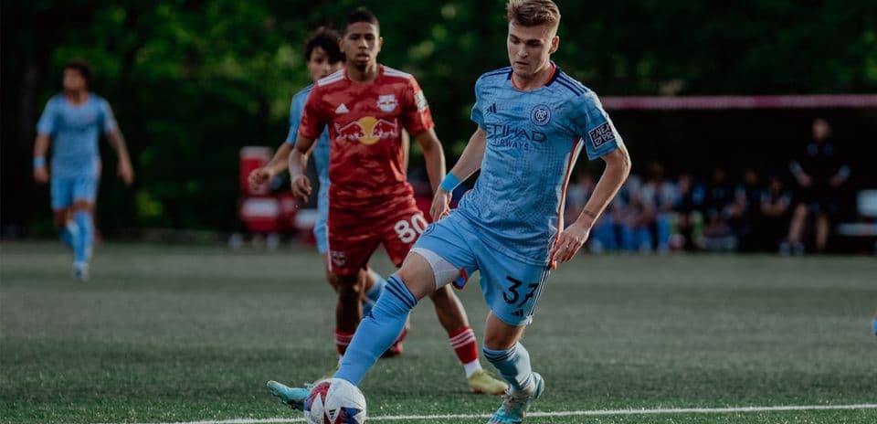 Jugador de NYC II controlando el balón