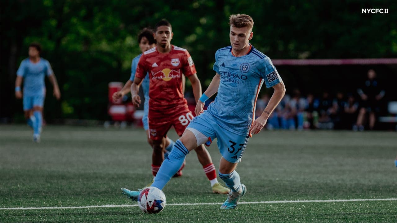 Jugador de NYC II controlando el balón