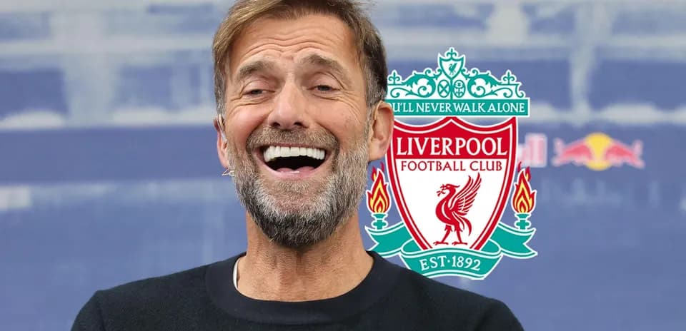 Entrenador sonriendo en conferencia de prensa de Liverpool