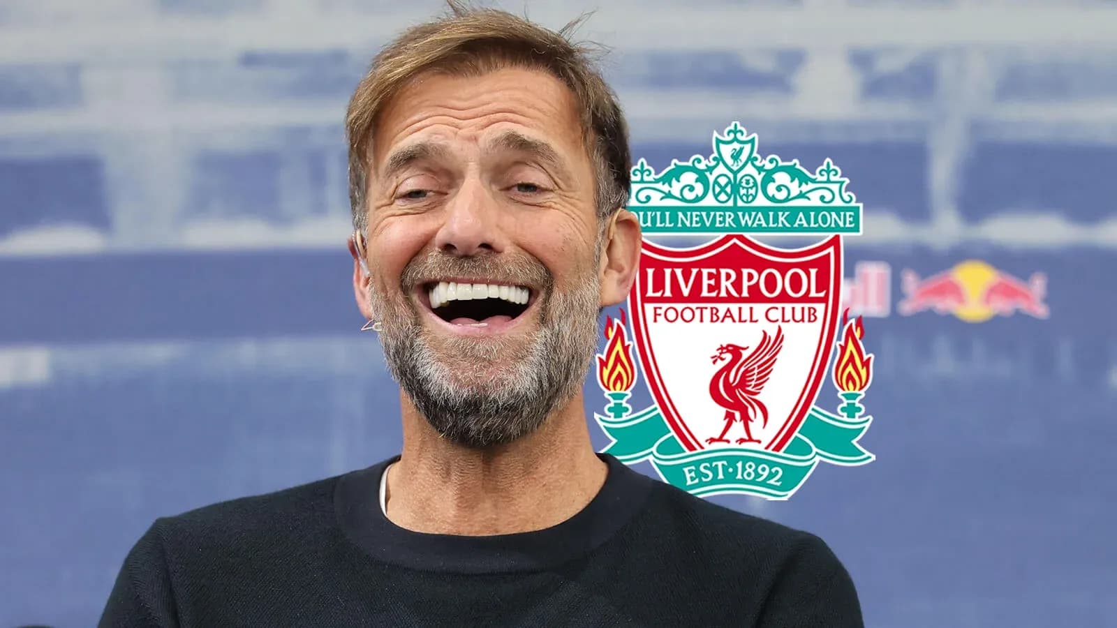 Entrenador sonriendo en conferencia de prensa de Liverpool