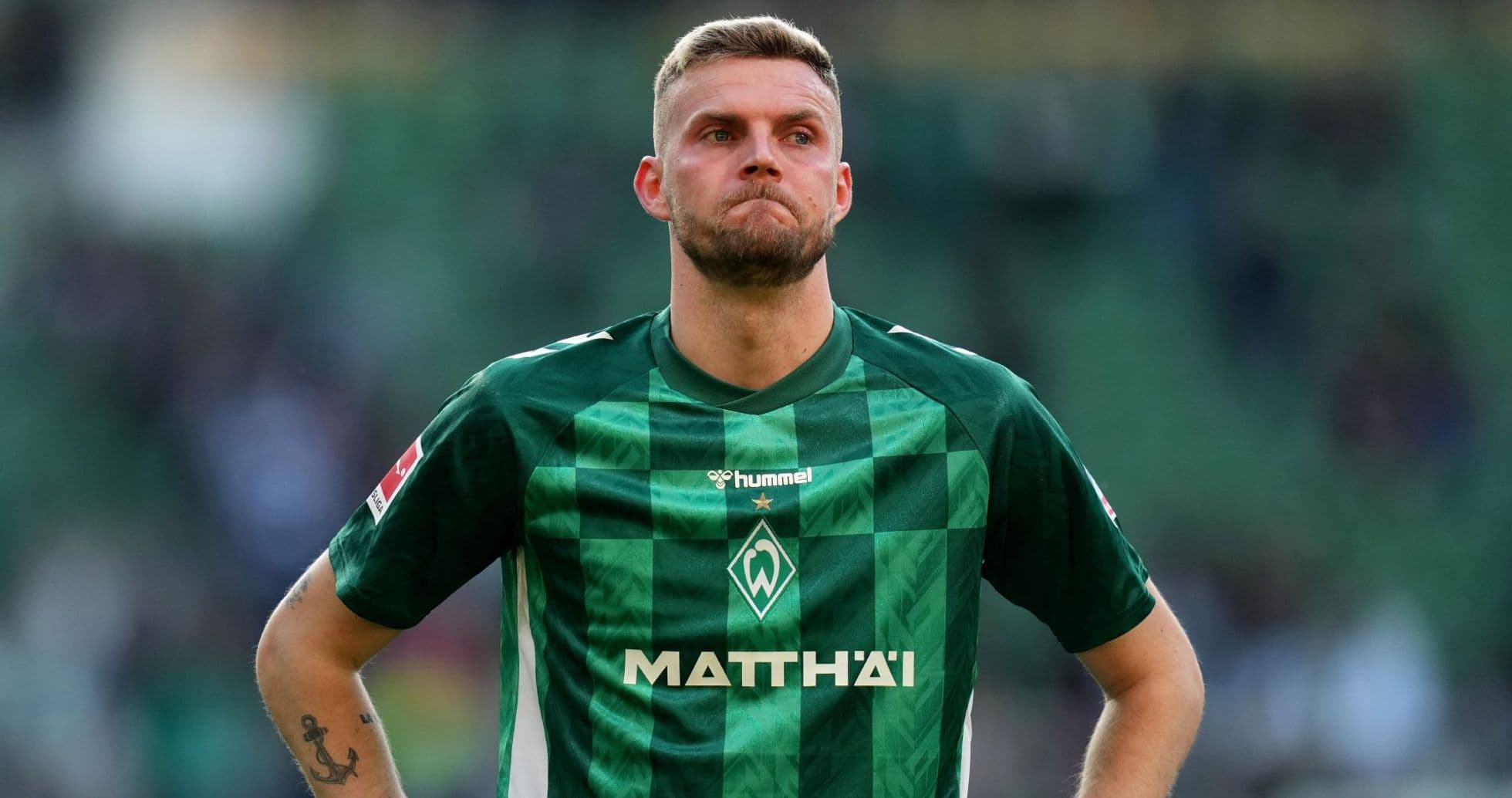 Jugador de Werder Bremen en campo durante partido