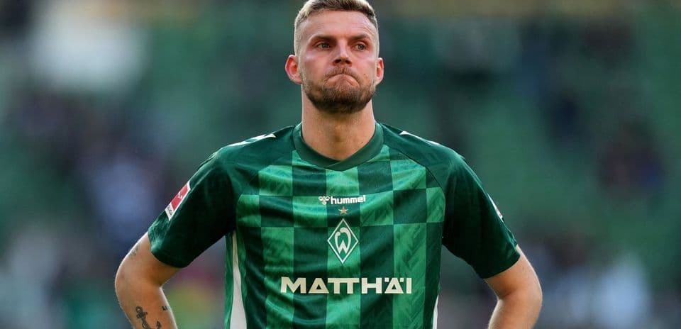 Jugador de Werder Bremen en campo durante partido