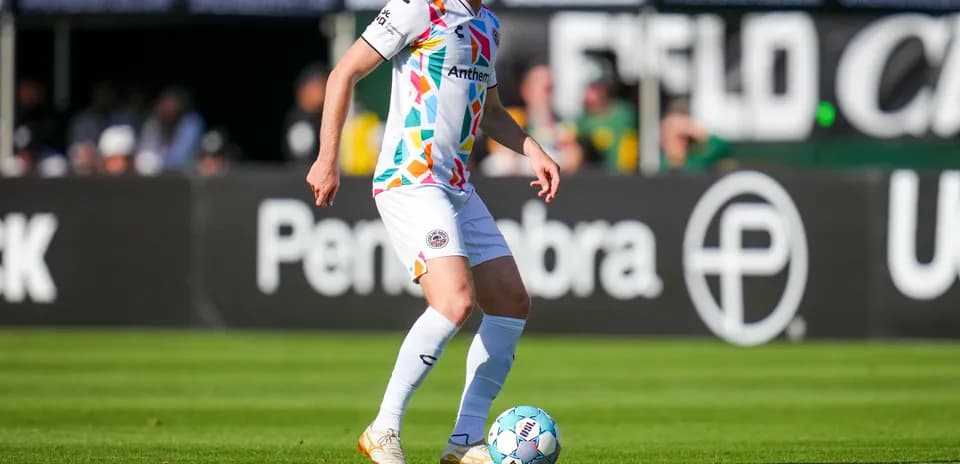 Jugador con balón durante el partido de fútbol