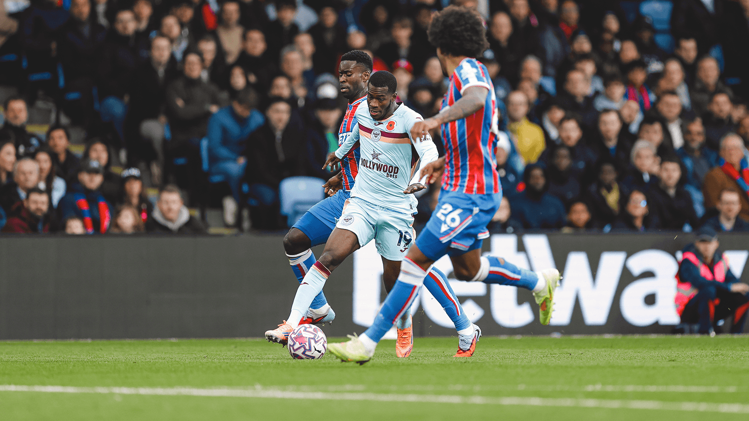 Jugador de Brentford en acción contra Crystal Palace