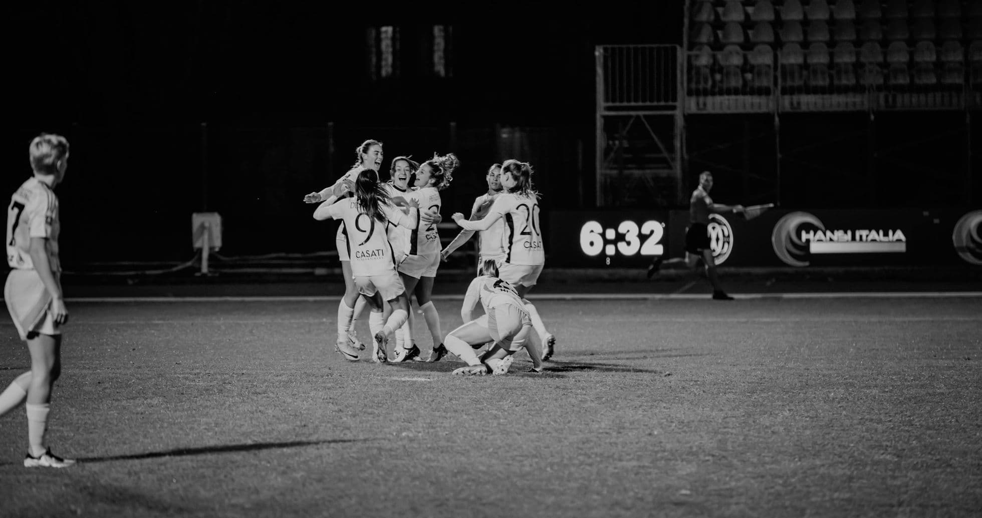Celebración de un gol en partido femenino